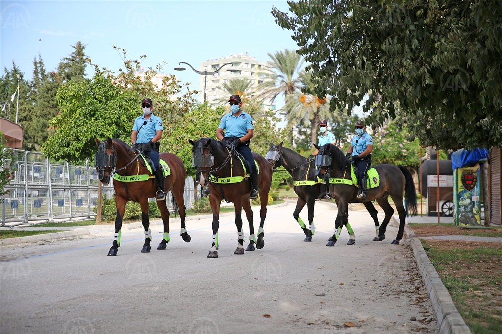 Atlı polisler Adana'da