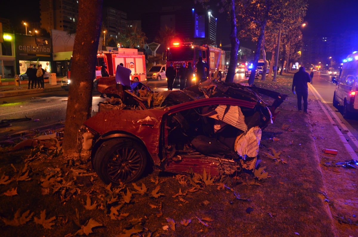 Kahramanmaraşta aşırı hız sonucu otomobil ikiye bölündü