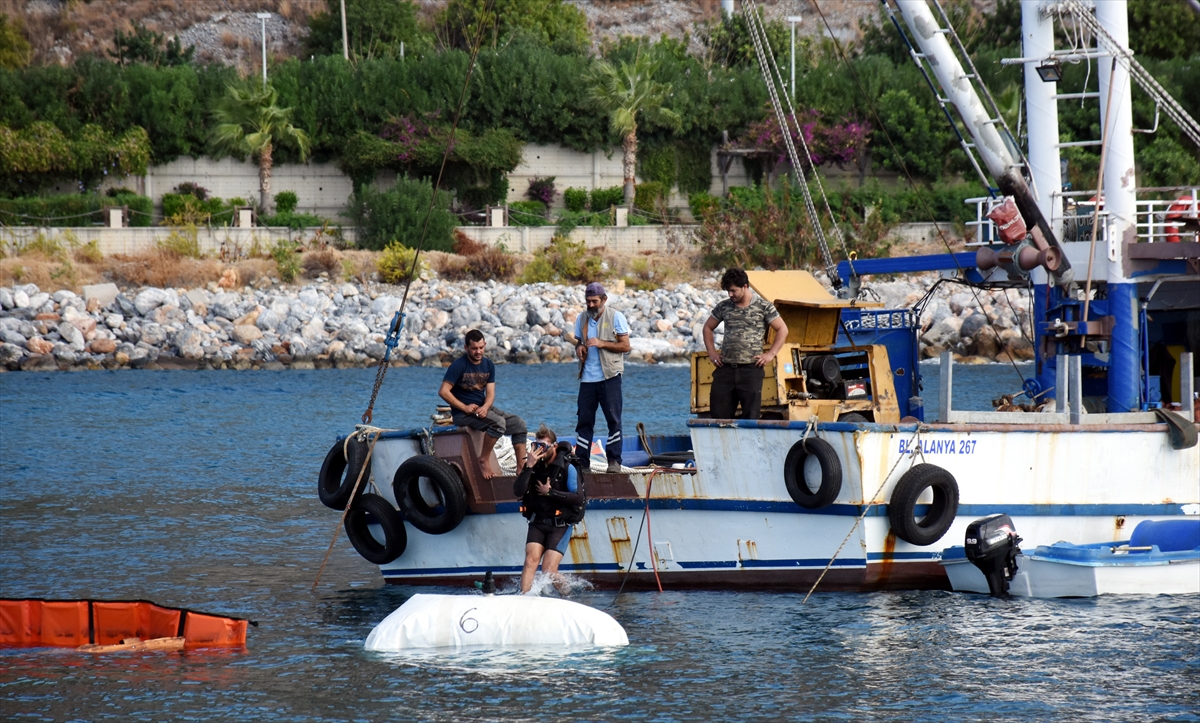 Antalya'nın Alanya ilçesi açıklarında rüzgarın etkisiyle alabora olarak batması sonucu bir kişinin öldüğü, 37 kişinin kurtarıldığı tur teknesi sudan çıkarıldı.